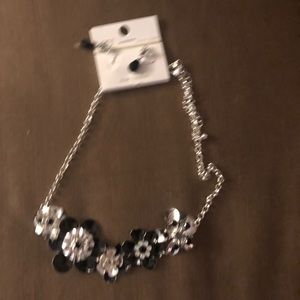 4-sale OO Floral Costume Necklace & Earrings-514 $12 or $9 w/offer🎉